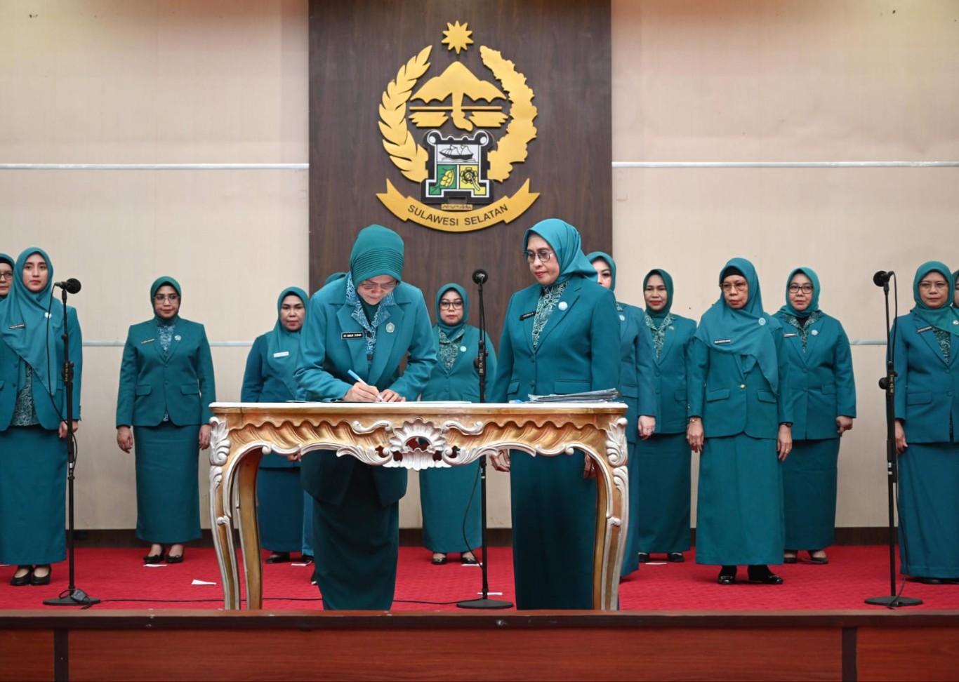 DIKUKUHKAN -- Ketua TP PKK Kabupaten Luwu Timur, Hj Sufriaty Budiman dikukuhkan sebagai Ketua Pembina Posyandu Kabupaten Luwu Timur oleh Ketua Pembina Posyandu Provinsi Sulsel, Nunik Triyanti Zudan disaksikan Pj Gubernur Provinsi Sulsel, Prof Dr Zudan Arif Fakhrullah di Ruang Pola Kantor Gubernur Provinsi Sulsel, Kamis (27/6).
