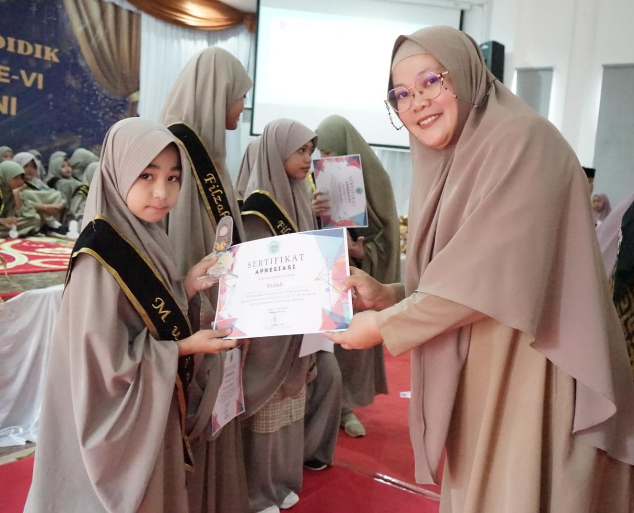 PENAMATAN -- Asisten Pemerintahan dan Kesra, Aini Endis Anrika menghadiri penamatan peserta didik SDIT Insan Rabbani Kelas VI angkatan ke-VI Tahun ajaran 2023/2024 di Gedung Wanita Simpurusiang Malili baru-baru ini. 