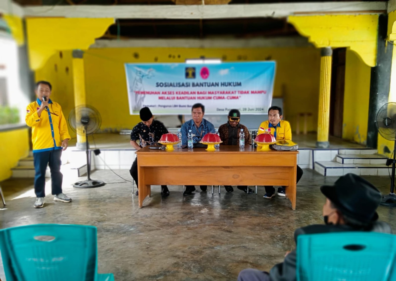 PENYULUHAN -- LBH-BBG Kabupaten Luwu Timur menggelar penyuluhan hukum gratis untuk warga Desa Purwosari, Kecamatan Tomoni Timur baru-baru ini di Aula Desa Purwosari Tomoni Timur baru-baru ini. 
