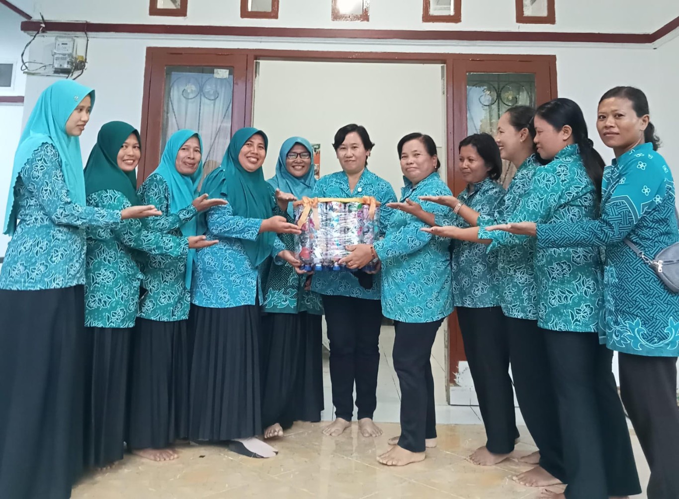 ECOBRICK -- TP PKK Kecamatan Tomoni Timur membuat sebuah hasil karya berupa kursi dari Ecobrick yang menghasilkan sebuah karya luar biasa di Rujab Camat Tomoni Timur, Senin (30/7). 