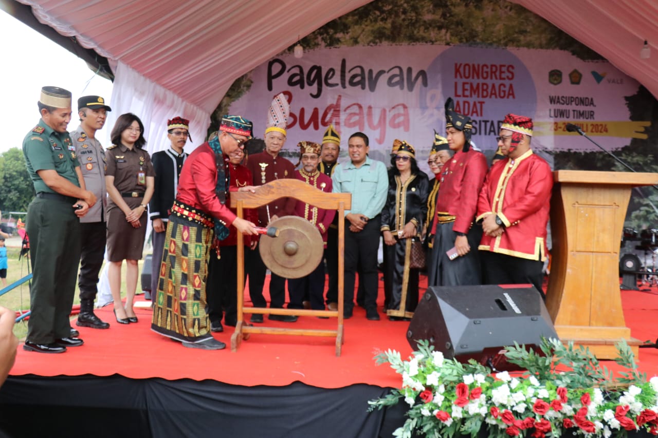 KONGRES -- Bupati Luwu Timur, H Budiman memukul gong tanda dibukanya secara resmi pagelaran Budaya dan Kongres Lembaga Adat Suku Padoe, Karunsie dan Tambee (Pasitabe), di Lapangan Karelai Wasuponda, Selasa (23/7)