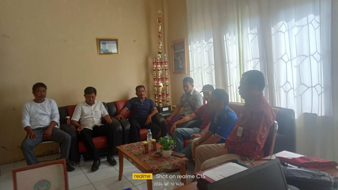 RAPAT -- Aparat kecamatan menggelar pertemuan dihadiri unsur pemerintah desa dan dusun dari ketiga desa beserta tim vaksinator di ruang kerja Camat Tomoni Timur baru-baru ini membahas kelanjutan kegiaran rabies.