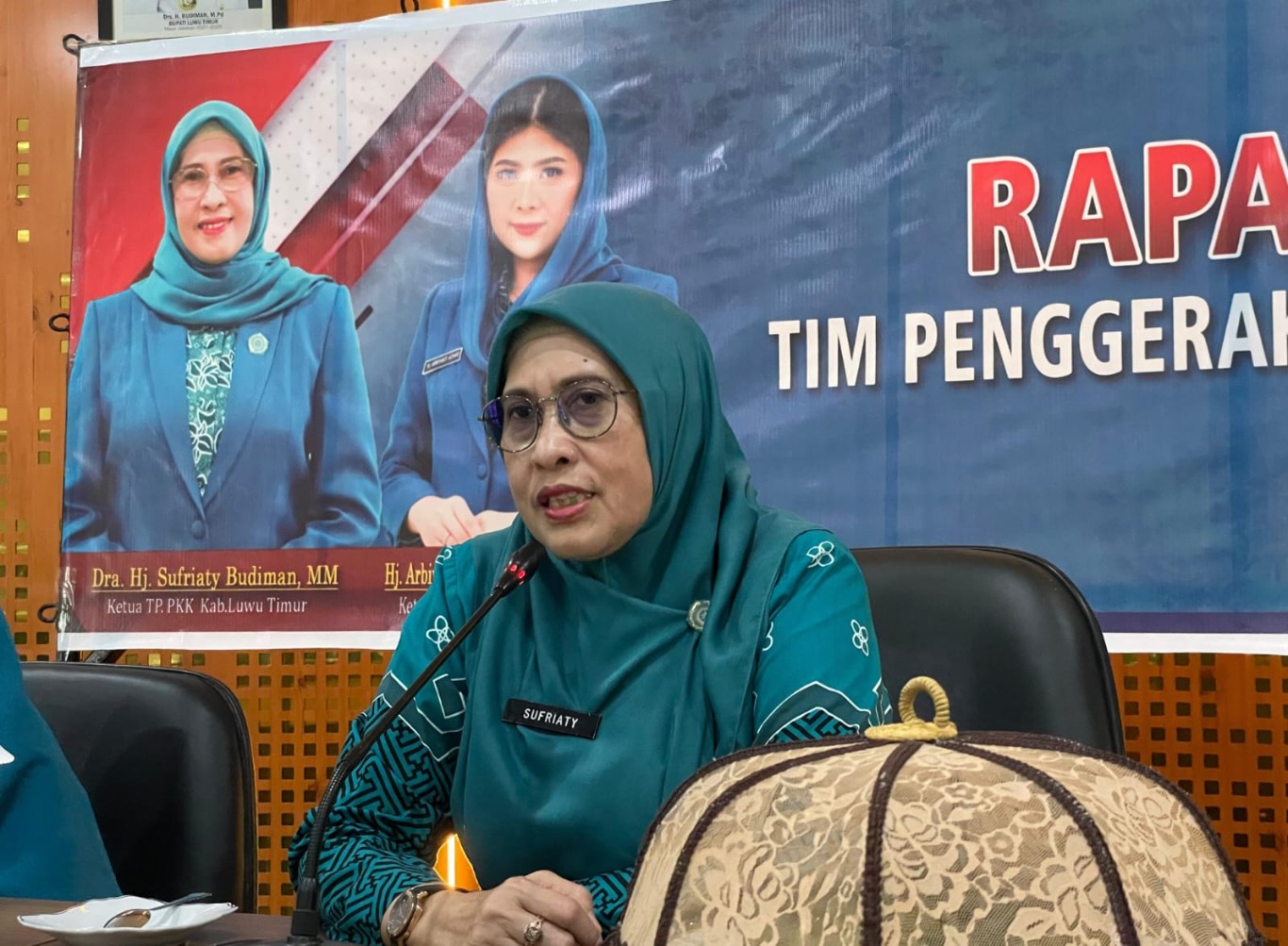 RAPAT -- Ketua TP PKK Kabupaten Lutim Hj. Sufriaty dan Ketua Bidang IV Kesehatan Lingkungan Hidup, Hj. Masrah Bahri Suli memimpin Rapat Bulanan TP PKK Kabupaten Lutim Tahun 2024, di Aula Rumah Jabatan Bupati belum lama ini. 