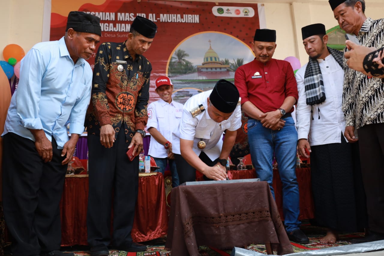 RESMIKAN -- Bupati Luwu Timur, H Budiman meresmikan masjid Al Muhajirin yang di rangkaian dengan pengajian akbar di Desa Sumber Agung, Kecamatan Kalaena baru-baru ini.  