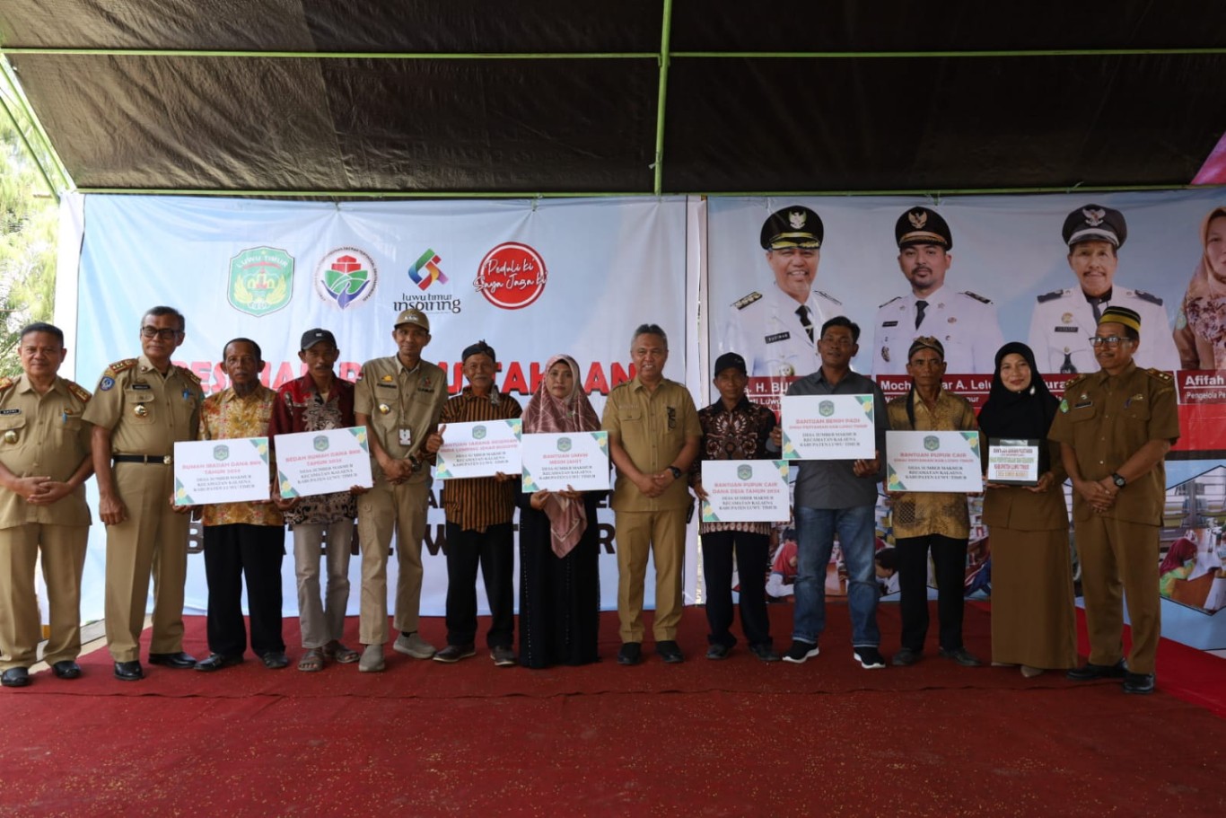 RESMIKAN -- Bupati Luwu Timur, H Budiman meresmikan perpustakaan Karya Ilmu di Desa Sumber Makmur, Kecamatan Kalaena, Senin (29/7).   