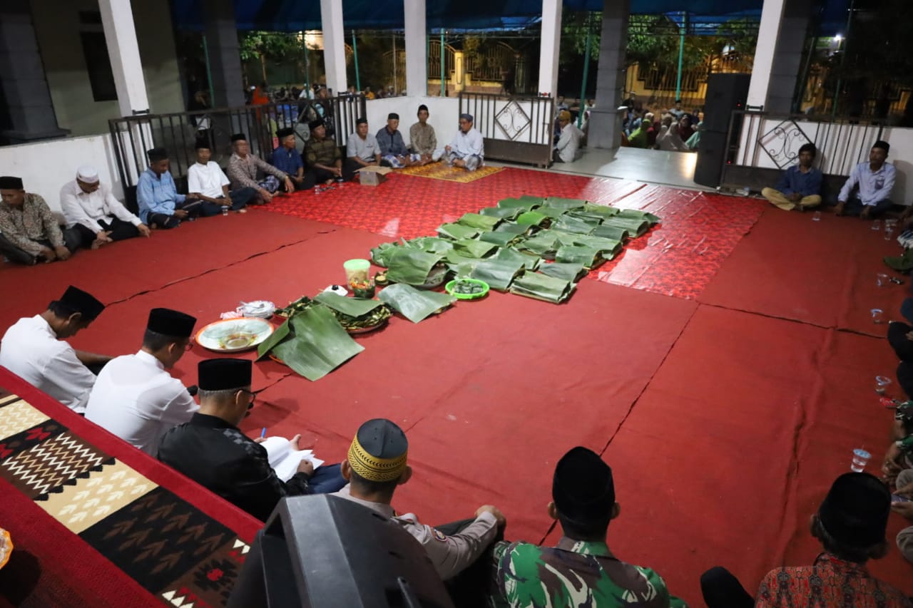 SEDEKAH BUMI -- Warga Angkona saat menghadiri acara sedekah bumi dalam rangka memperingati 1 Suro di Desa Solo, Kecamatan Angkona, Minggu (21/7) malam.