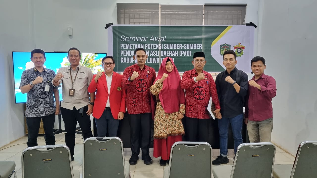 SEMINAR -- Asisten Administrasi Umum, Nursih Hariani foto bersama usai seminar dalam rangka penyusunan kajian pemetaan potensi sumber-sumber PAD Kabupaten Luwu Timur bekerjasama LPPM Unhas Makassar di Aula Kantor Bapenda Lutim belum lama ini. 