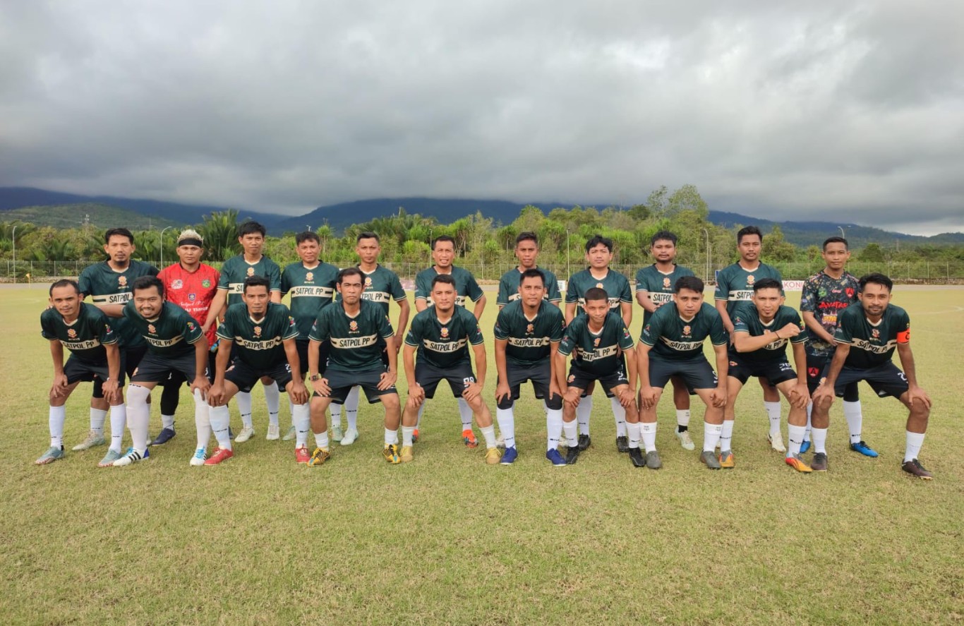 KE SEMIFINAL -- Tim sepakbola Satpol PP Kabupaten Luwu Timur melaju ke semifinal Turnamen Sepakbola Bupati Cup VII Antarinstansi yang digelar di Stadion H Andi Hasan Opu To Hatta Malili usai menang atas tim Bankers dengan skor telak 3-0, Selasa (16/7).
