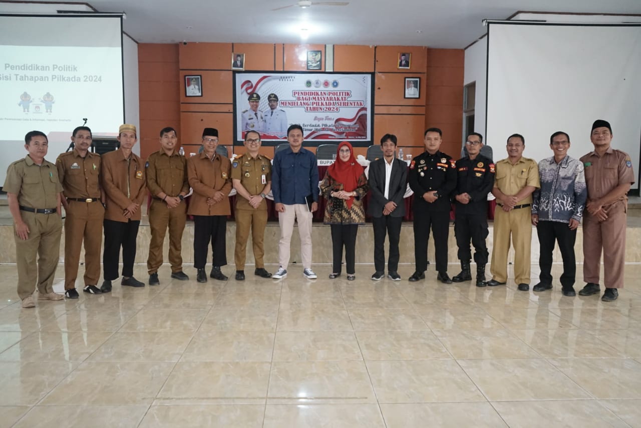SOSIALISASI -- Kesbangpol Pemkab Lutim menggelar sosialisasi Pendidikan Politik bagi Masyarakat Menjelang Pilkada Serentak tahun 2024 bertema "Politik Berdaulat, Pilkada Bermartabat, Luwu Timur Maju dan Berkelanjutan", di Aula Dinas Pendidikan dan Kebudayaan baru-baru ini. 