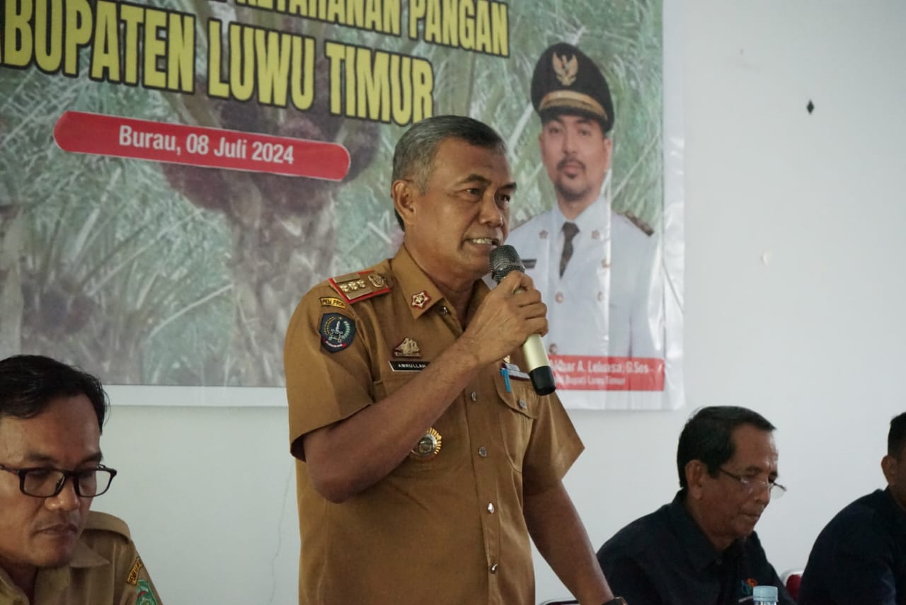 SOSIALISASI -- Dinas Pertanian dan Ketahanan Pangan (DPKP) Pemkab Luwu Timur melaksanakan sosialisasi Pendataan Kebun Sawit Program Dana Bagi Hasil (DBH) Kelapa Sawit di Aula BPP Kecamatan Burau, Senin (8/7).