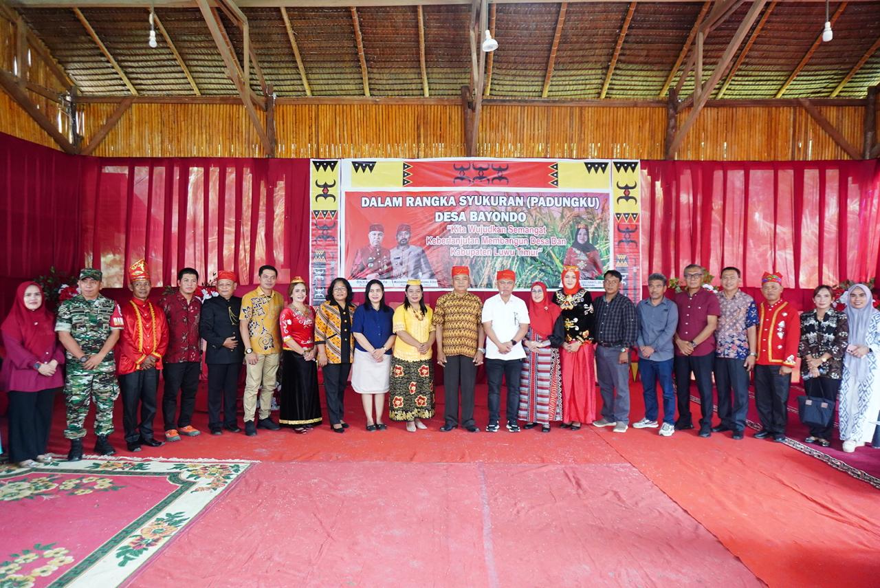 PESTA -- Bupati Luwu Timur, H Budiman menghadiri pesta Padungku sekaligus menyerahkan berbagai bantuan di Desa Bayondo Kecamatan Tomoni, Sabtu (27/7). 