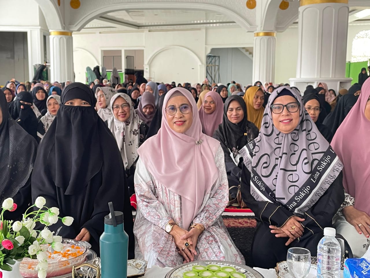 TABLIGH AKBAR --  Ketua TP PKK Kabupaten Luwu Timur, Hj Sufriaty Budiman membuka Tabligh Akbar dan Konsultasi Syariah di Masjid Agung Malili baru-baru ini.