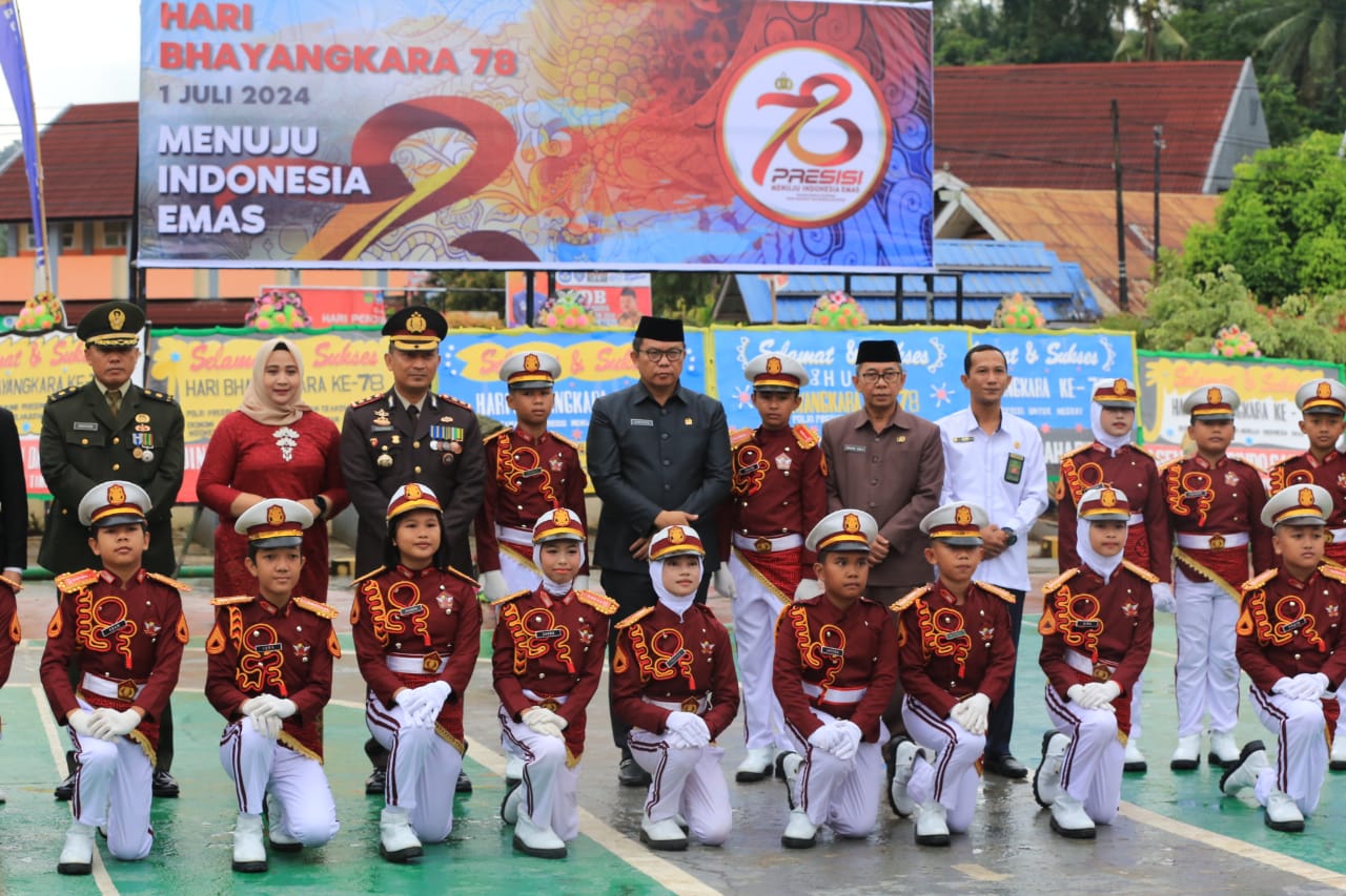 UPACARA -- Sekkab Luwu Timur, H Bahri Suli foto bersama Kapolres usai menghadiri upacara peringatan Hari Bhayangkara Ke-78 dengan tema "Polri Presisi Menuju Indonesia Emas, Transpormasi Ekonomi Yang Ingklusif Dan Berkelanjutan" di halaman Mapolres Luwu Timur, Senin (1/7).