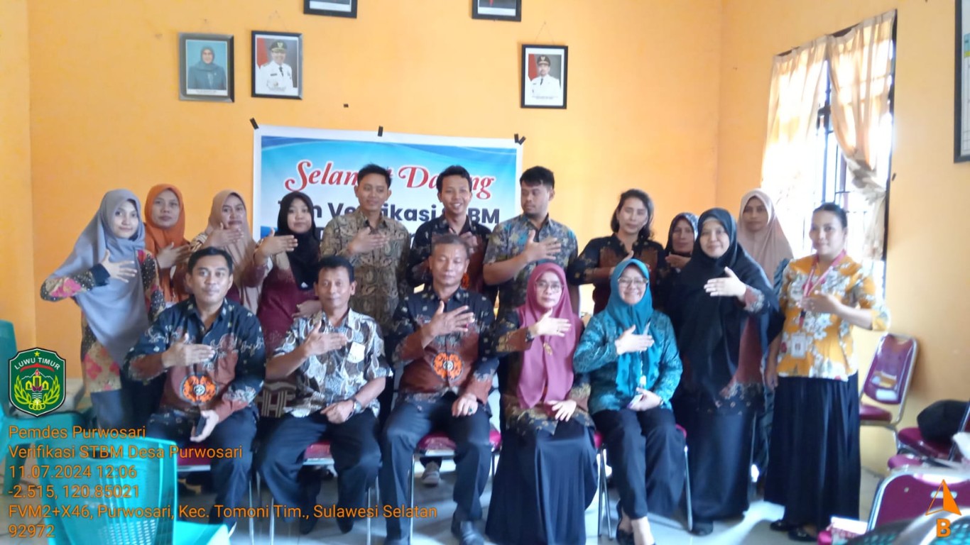 TUNTAS -- Tim verifikasi STBM Kabupaten Luwu Timur foto bersama setelah tuntas melakukan kunjungan ke tiga desa di Kecamatan Tomoni Timur dalam kegiatan verifikasi desa STBM tahun 2024 tingkat Kabupaten Luwu Timur. 