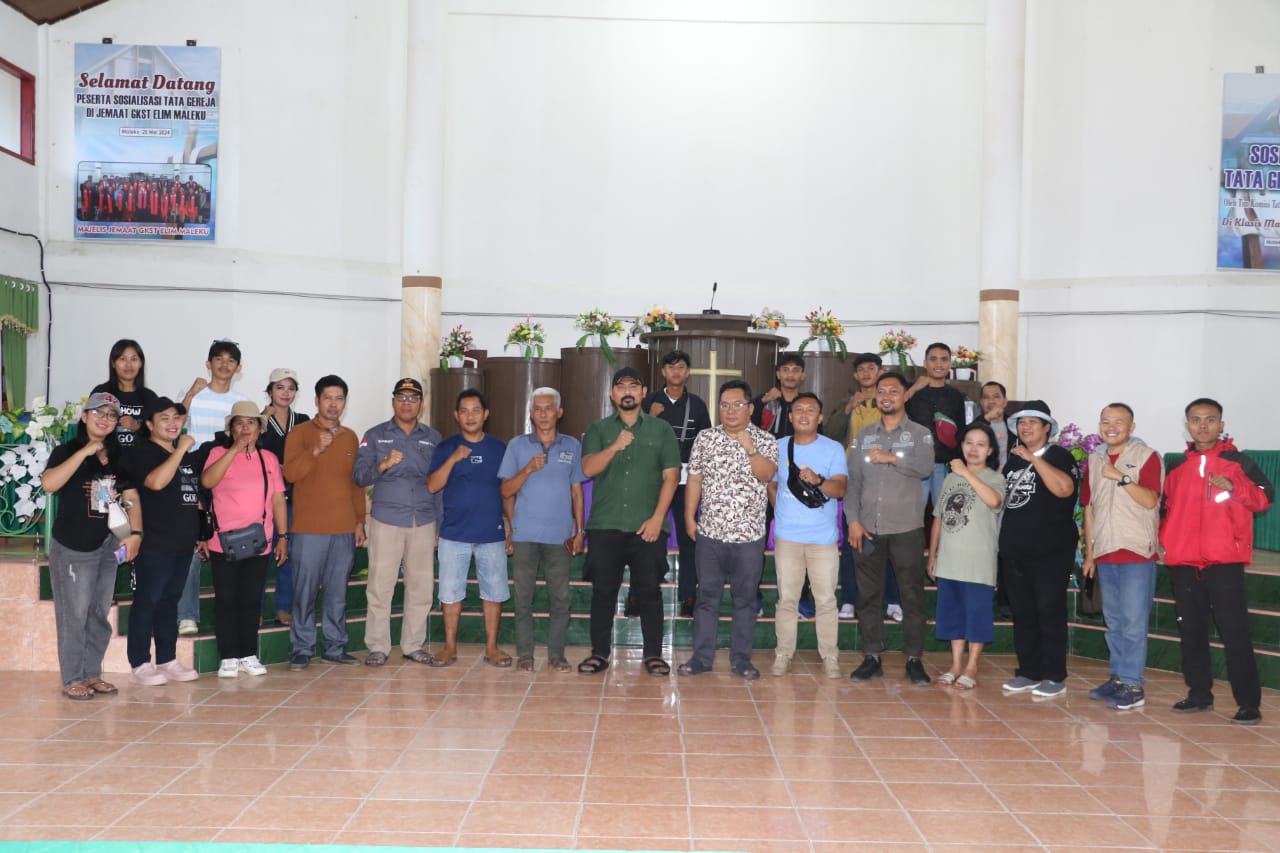 LEPAS -- Wabup Lutim Mochammad Akbar Andi Leluasa foto bgersama usai melepas 278 pemuda-pemudi Gereja GKST Klasis Mangkutana - Tomoni untuk menghadiri PRPG dalam rangka HUT ke-75 Pemuda GKST di Desa Tomata, Kecamatan Mori Atas, Kabupaten Morowali Utara di gereja GKST Jemaat Elim Maleku, Kecamatan Mangkutana, Sabtu (13/7). 