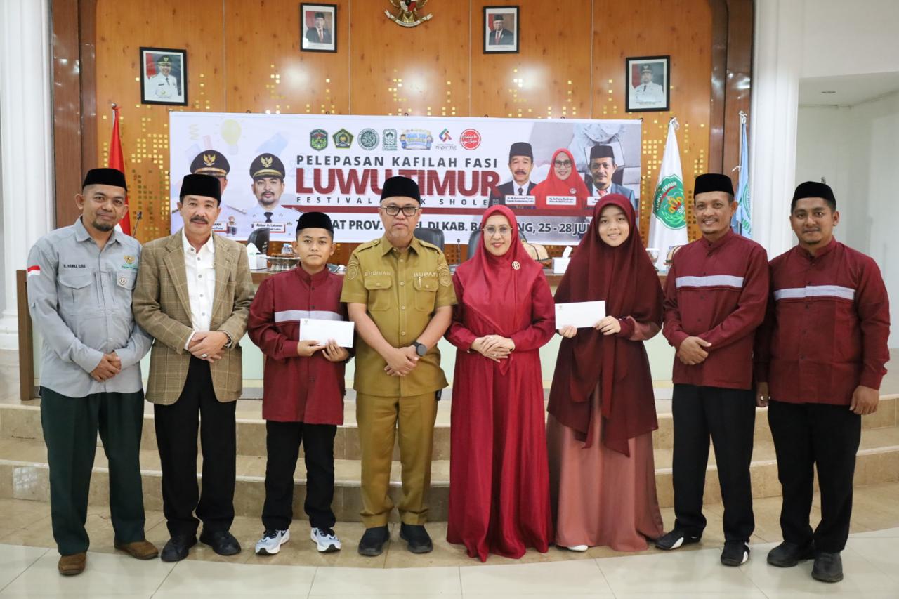 FASI -- Bupati Luwu Timur, H Budiman foto bersama usai melepas Kafilah Festival Anak Saleh Indonesia (FASI) DPD BKPRMI Lutim untuk mengikuti FASI XII tingkat Provinsi Sulsel di Aula Rujab Bupati, Selasa (23/7). 