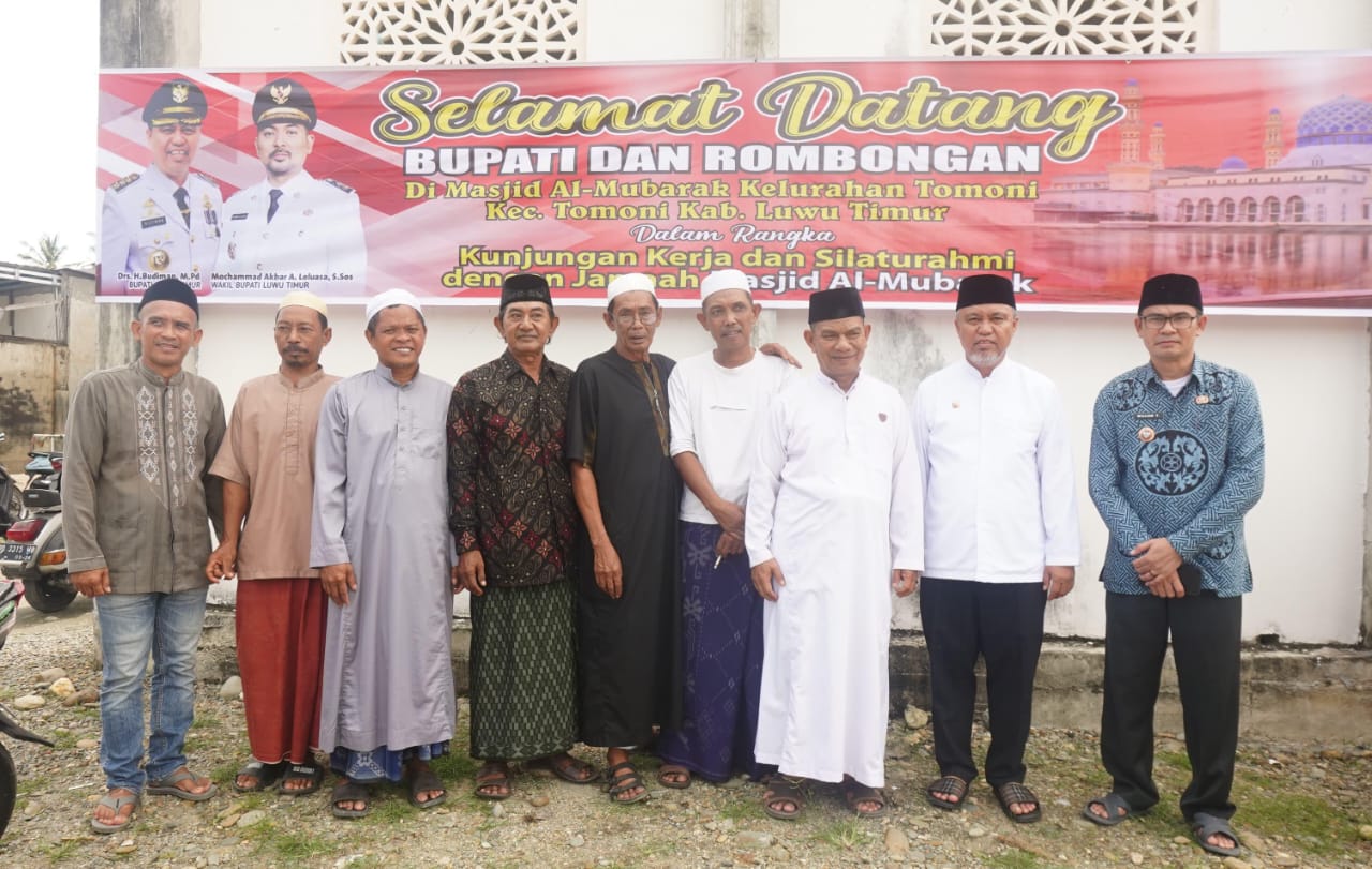 KUNKER -- Bupati Luwu Timur, H Budiman melaksanakan kunjungan kerja (kunker) serta shalat Jumat di Masjid Al-Mubarak, Kelurahan Tomoni guna memperkuat tali silaturahmi dengan masyarakat baru-baru ini.  