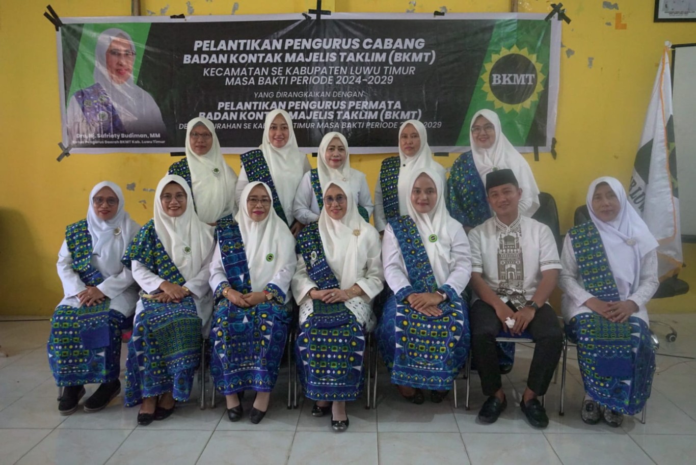 LANTIK -- Ketua Pengurus Daerah Badan Kontak Majelis Taqlim (BKMT) Kabupaten Luwu Timur, Hj Sufriaty Budiman foto bersama usai melantik Pengurus Cabang (PC) BKMT Kecamatan Wasuponda belum lama ini. 