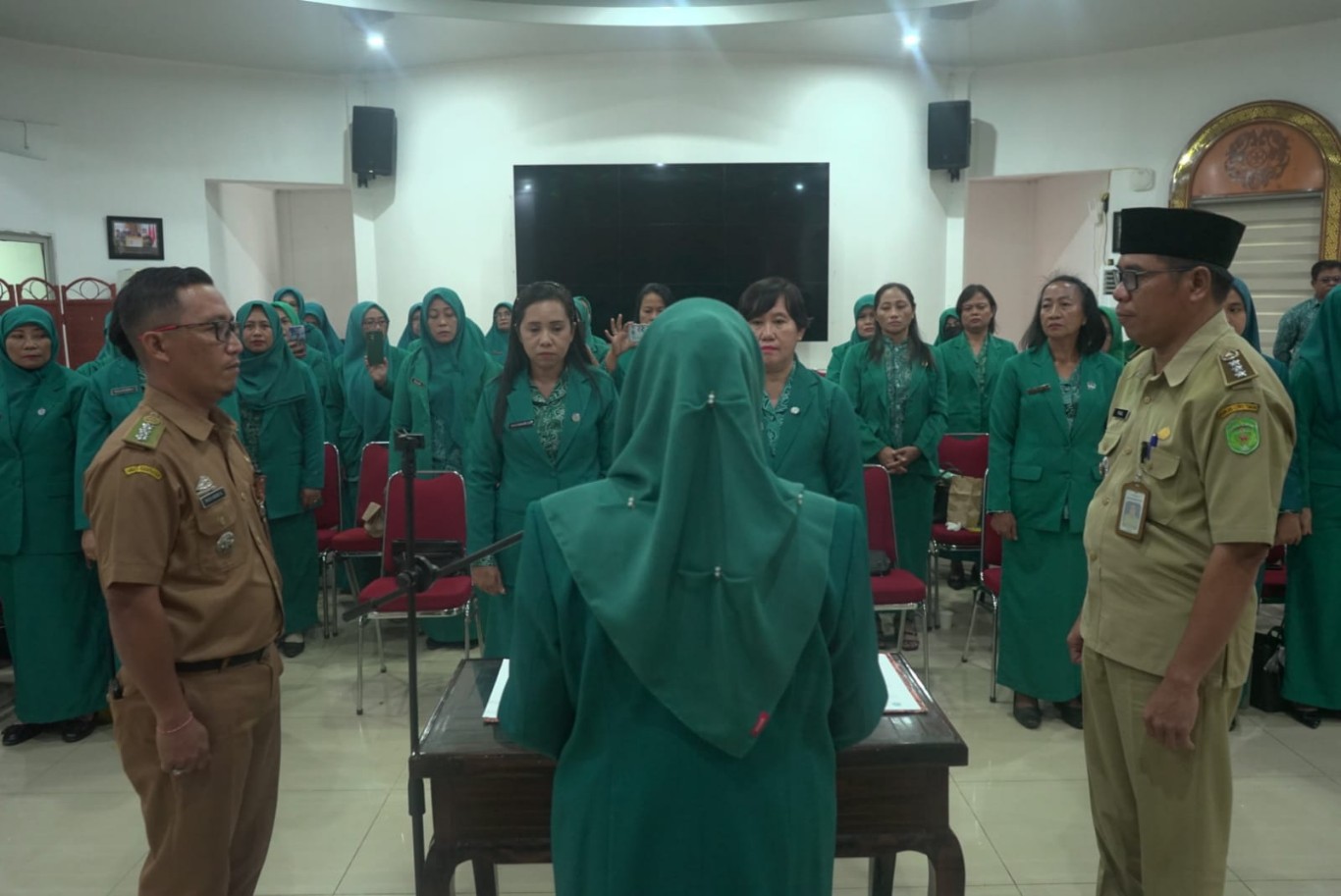 RAPAT -- Ketua TP PKK Kabupaten Luwu Timur, Hj Sufriaty Budiman memimpin rapat bulanan yang dirangkai pelantikan Ketua TP PKK Kecamatan Tomoni Timur dan Angkona di Aula Rumah Jabatan Bupati Lutim, Senin (1/7). 