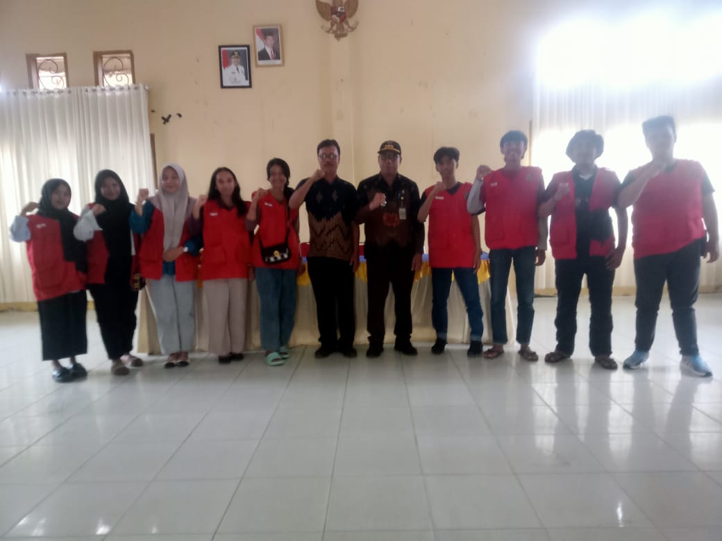 KKN -- Sebanyak 10 mahasiswa Unhas melakukan KKN di Desa Cendana Hitam Timur Kecamatan Tomoni Timur. Para mahasiswa disambut Camat Tomoni timur Yulius bersama Sekdes Cendana Hitam Timur di Aula Kantor Camat Tomoni Timur baru-baru ini. 