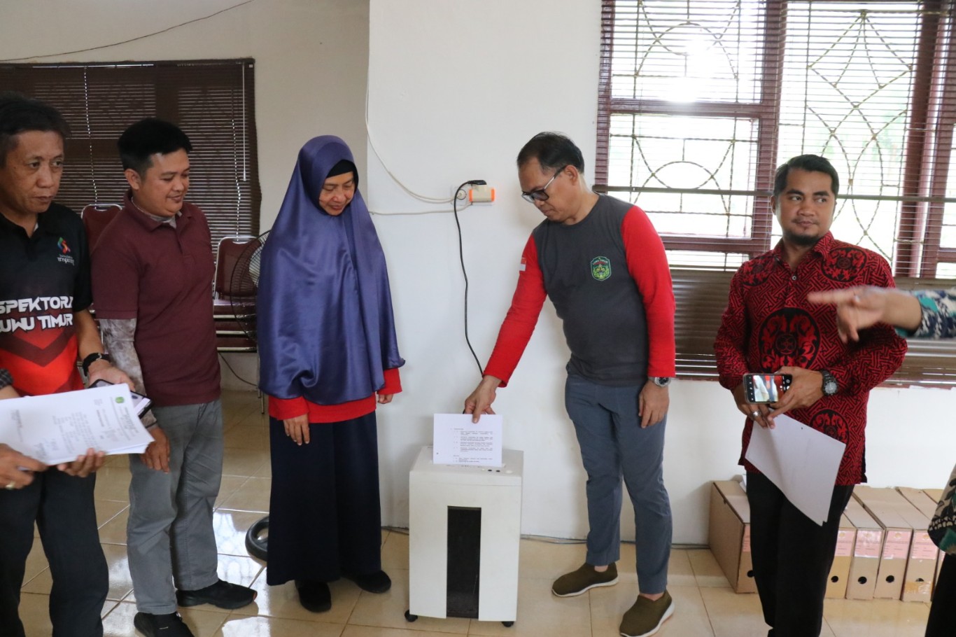 MUSNAHKAN -- Badan Kesatuan Bangsa dan Politik (Kesbangpol) Kabupaten Luwu Timur melakukan Pemusnahan Arsip Inaktif Retensi di bawah 10 tahun yang berlangsung di Aula Badan Kesbangpol, Jumat (5/7)