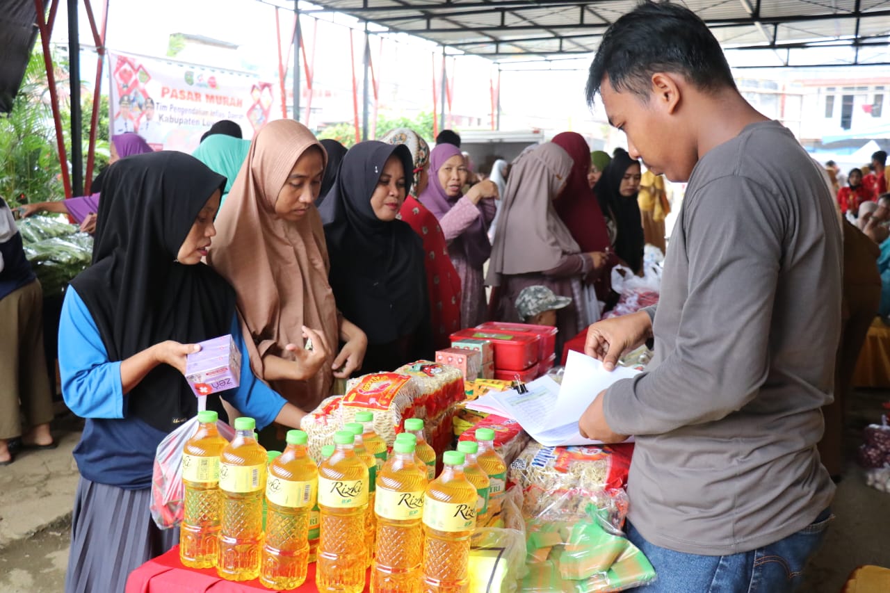 PANGAN MURAH -- Dinas Pertanian dan Ketanahan Pangan Kabupaten Luwu Timur menggelar Gerakan Pangan Murah (GPM) di Pasar Tradisional Malili, Desa Baruga, Kecamatan Malili belum lama ini.  