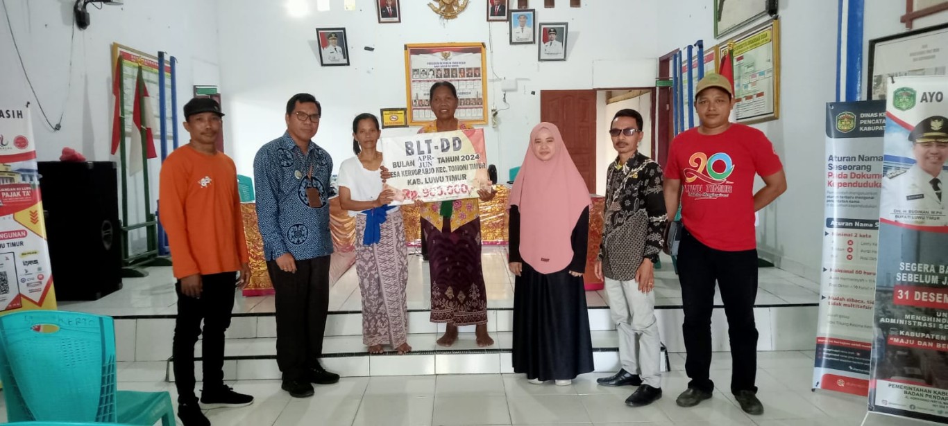 PANTAU -- Camat Tomoni Timur Yulius bersama Kades Purwosari dan Kertoraharjo, serta Pendamping Desa Tomoni Timur, Sarmawati Wahid penyaluran BLT-DD tahap kedua tahun 2024