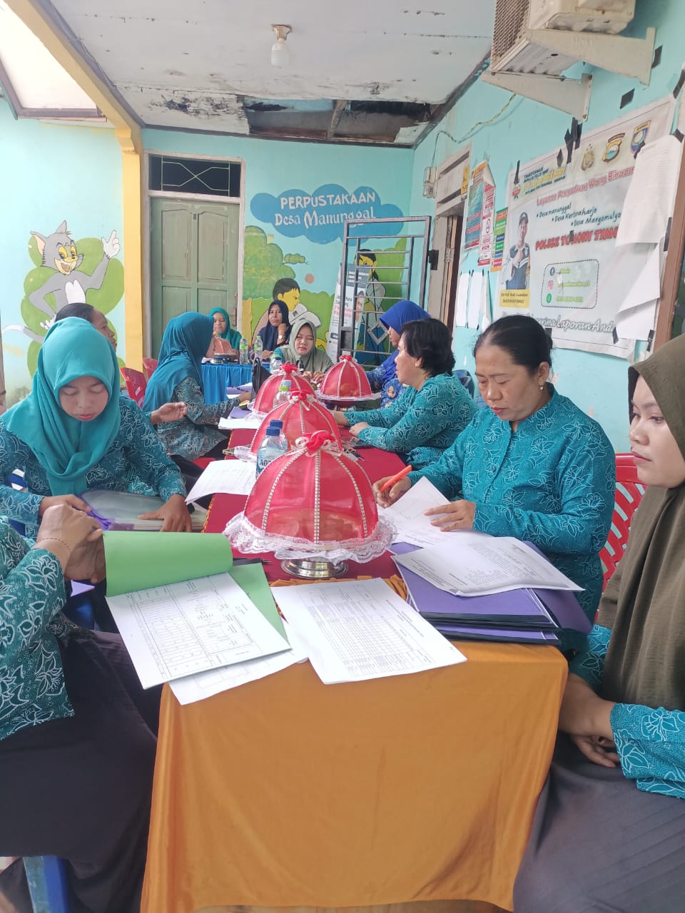 MONEV -- TP PKK Kecamatan Tomoni Timur melaksanakan kegiatan monitoring dan evaluasi (monev) terhadap TP PKK delapan sesa se-Kecamatan Tomoni Timur pada 15-17 Juli 2024. 