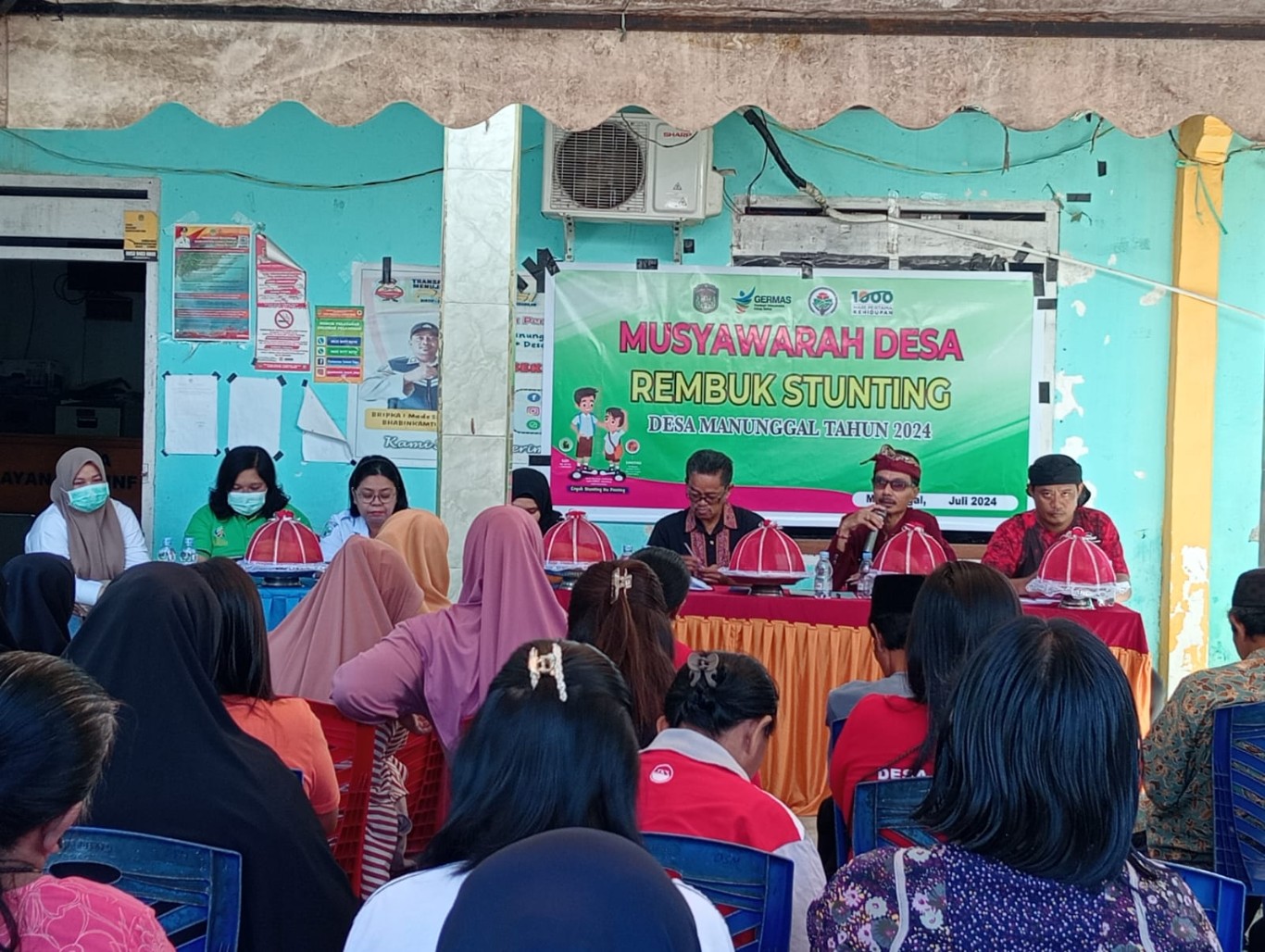 REMBUK STUNTING -- Camat Tomoni Timur Yulius beserta staf, perwakilan dari Puskesmas Tomoni Timur, Kepala Desa Manunggal Martinus Kende, pendamping desa Kecamatan Tomoni Timur Sarmawati Wahid dan pihak terkait menghadiri rembuk stunting baru-baru ini. 