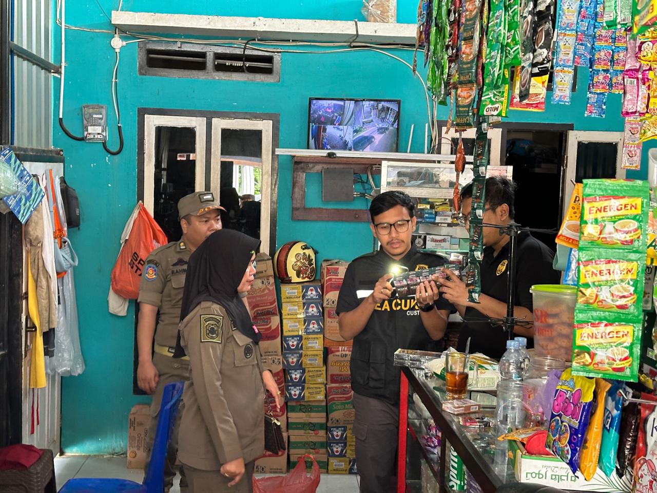 BERANTAS ROKOK ILEGAL -- Bea Cukai Malili bekerjasama Satpol PP Pemkab Luwu Timur dan Bagian Perekonomian Setdakab menggelar Operasi Gempur memberantas rokok ilegal baru-baru ini. 