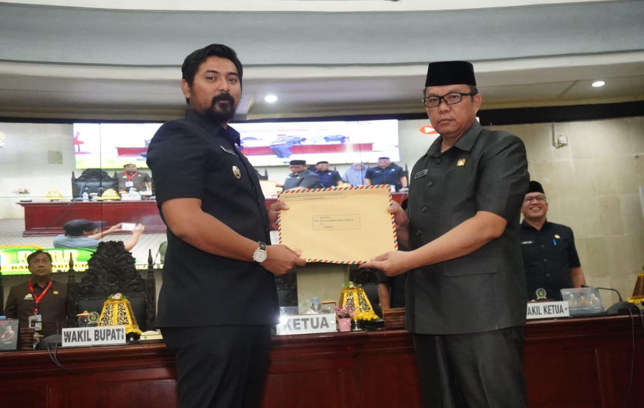 RANPERDA -- Wabup Luwu Timur, Mochammad Akbar Andi Leluasa menghadiri sidang paripurna DPRD Luwu Timur dalam rangka penyerahan Ranperda pertanggungjawaban pelaksanaan APBD TA 2023 sekaligus pendapat bupati terkait Ranperda Inisiatif DPRD & Pandangan Umum Fraksi Ranperda tahap II Tahun 2024 di Ruang Paripurna DPRD Lutim baru-baru ini. 