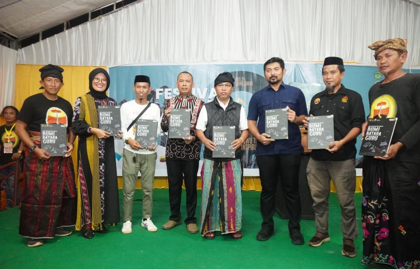 UPACARA ADAT -- Bupati Luwu Timur, H Budiman dan Wabup Moch. Akbar A. Leluasa mengikuti prosesi upacara adat Mattompang (membersihkan dan mensucikan) Pusaka yang merupakan bagian dari perayaan HUT ke-21 Kabupaten Luwu Timur di Lapangan Iniaku, Sorowako, Kecamatan Nuha, Jumat (17/5).
