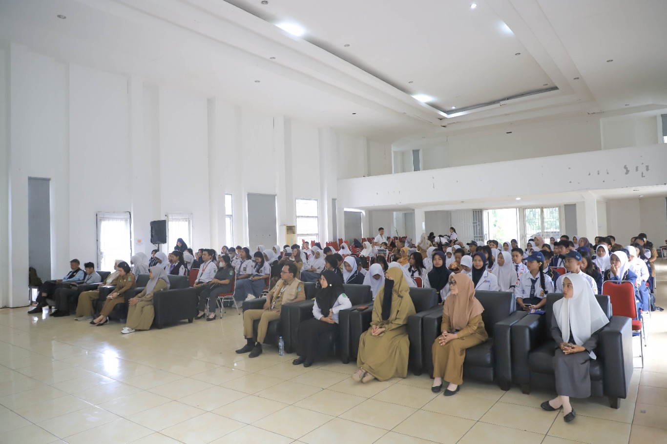 WORKSHOP -- Dinas Pengendalian Penduduk dan Keluarga Berencana (DP2KB) Kabupaten Luwu Timur menggelar kegiatan Workshop Upgrade “Tentang Kita” Life skill dan Kekerasan Seksual, di Gedung Wanita Simpurusiang Malili baru-baru ini. Tampak peserta sedang mengikuti jalannya workshop.