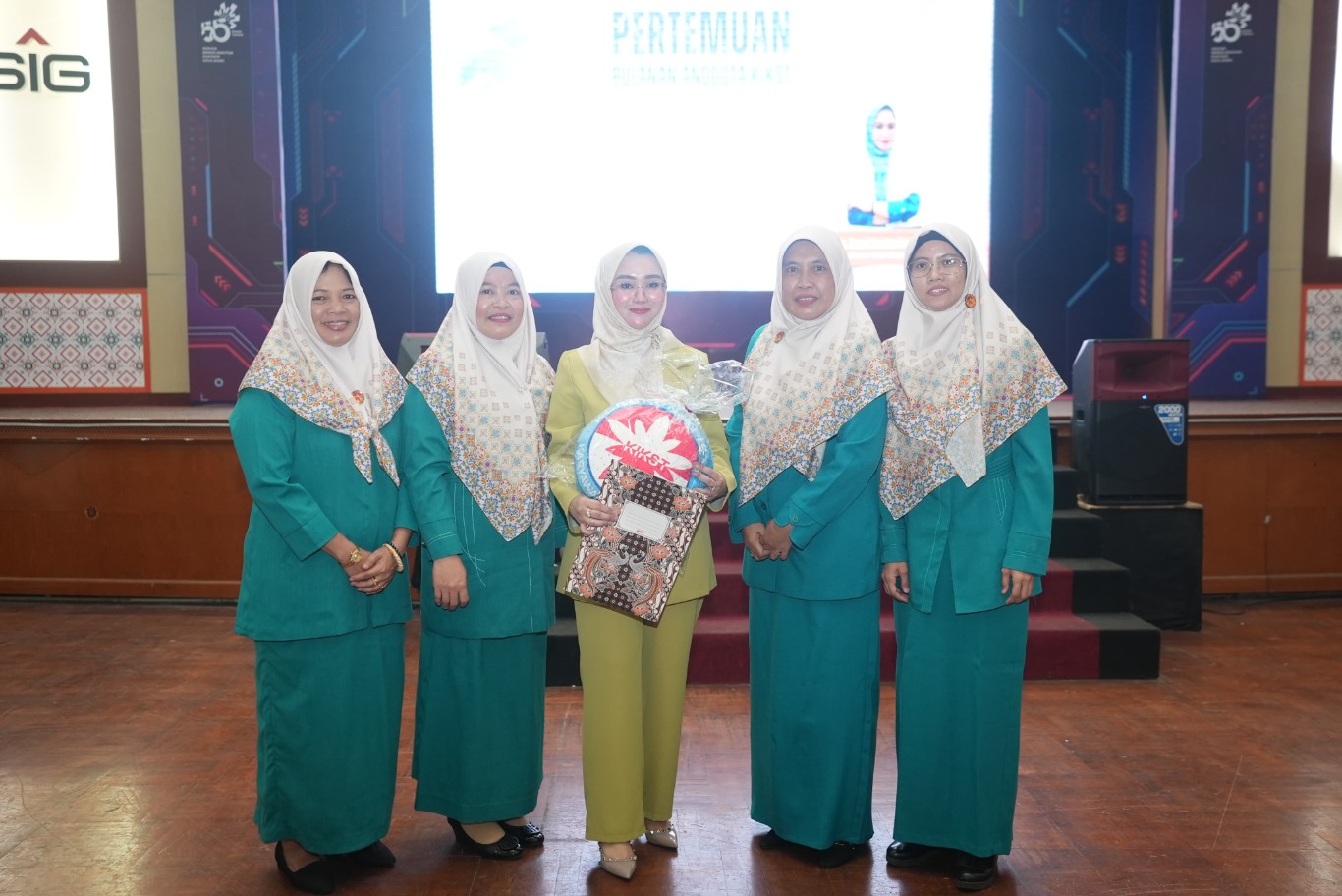 MATERI -- Owner AIMI Clinic, dr Dewi Yunita Doner (tengah) foto bersama penasihat dan anggota KIKST usai membawakan materi pada kegiatan pertemuan bulanan bagi para anggota KIKST.