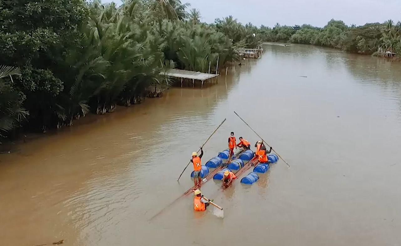 MOBILISASI -- Perjuangan petugas PLN dalam memobilisasi jaringan listrik untuk daerah terpencil di Kabupaten Wajo, Provinsi Sulawesi Selatan. 
