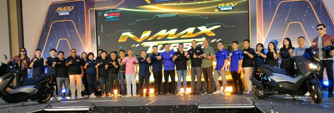 NMAX TURBO -- Jajaran manajemen PT Suracojaya Abadimotor, PT Yamaha Indonesia Motor Manufacturing bersama para mitra ketika melaunching Yamaha NMax Turbo di Nusantara Hall Hotel The Rinra Makassar, Sabtu (20/7).