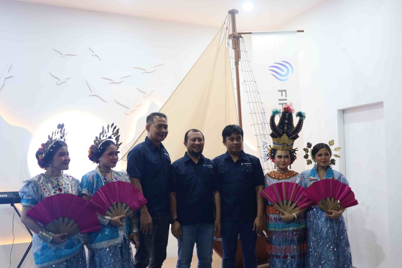 OPENING BOOTH -- Kepala Cabang FIFGroup Makassar, Amir AR Mattola (tengah) bersama manajemen FIFGroup Area Sulawesi Selatan berfoto bersama di depan kapal Phinisi pada seremoni opening booth FIFGroup Jelajah Kota di event F8 yang berlokasi di Anjungan Pantai Losari, Makassar. 