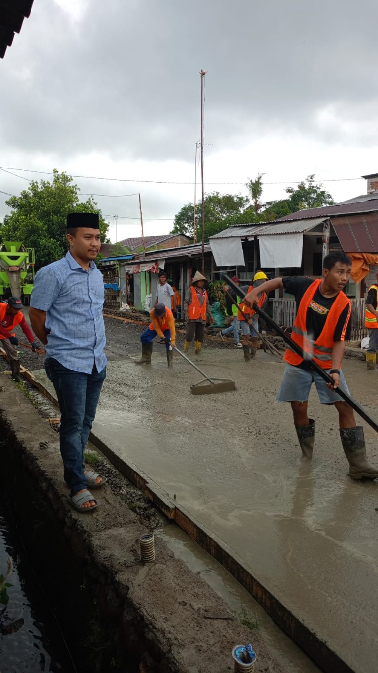 PANTAU -- Ahmad Afandi saat memantau langsung pengerjaan beton di Kelurahan Pallantikang, Selasa sore (2/7).