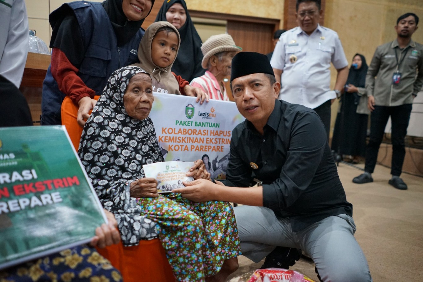 KEMISKINAN -- Pj Wali Kota Parepare Akbar Ali saat menyerahkan bantuan langsung berkelanjutan kepada warga kemiskinan ekstrem.