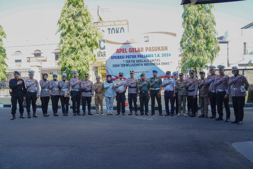 APEL -- Personel dari sejumlah instansi foto bersama usai mengikuti apel gelar pasukan di Mapolres Parepare, Senin (15/7). Operasi Patuh Pallawa 2024 mulai digelar serentak pada Senin (15-28/7) mendatang.