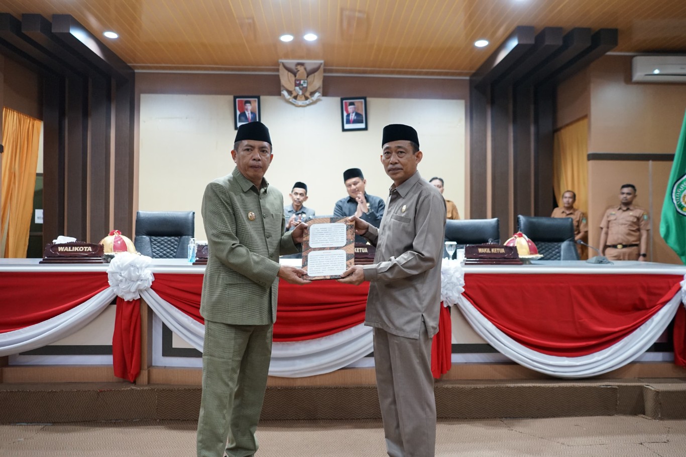 SERAHKAN -- Pj Wali Kota Parepare Akbar Ali menyerahkan Ranperda LPj APBD Tahun Anggaran 2023 kepada Wakil Ketua DPRD Parepare Rahmat Syamsu Alam di ruang Rapat Paripurna DPRD Kota Parepare, Senin (15/7).