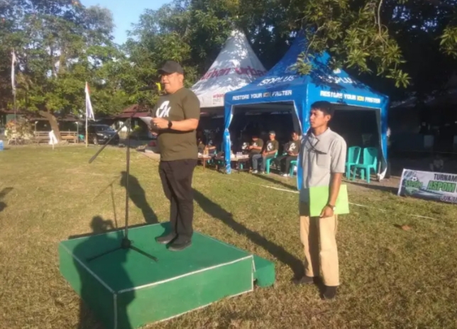 TURNAMEN -- Kepala Dinas Kepemudaan Olahraga dan Pariwisata Kota Parepare Iskandar Nusu saat membuka turnamen sepakbola Mini U-10 Aspom Cup ke IV 2024 di Asrama POM Parepare, Minggu (14/7).