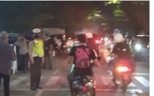 PATROLI -- Personel Polsek Mamajang melaksanakan patroli dan memeriksa pengendara motor yang melintas di depan Polsek Mamajang, Jalan Lanto Daeng Pasewang.