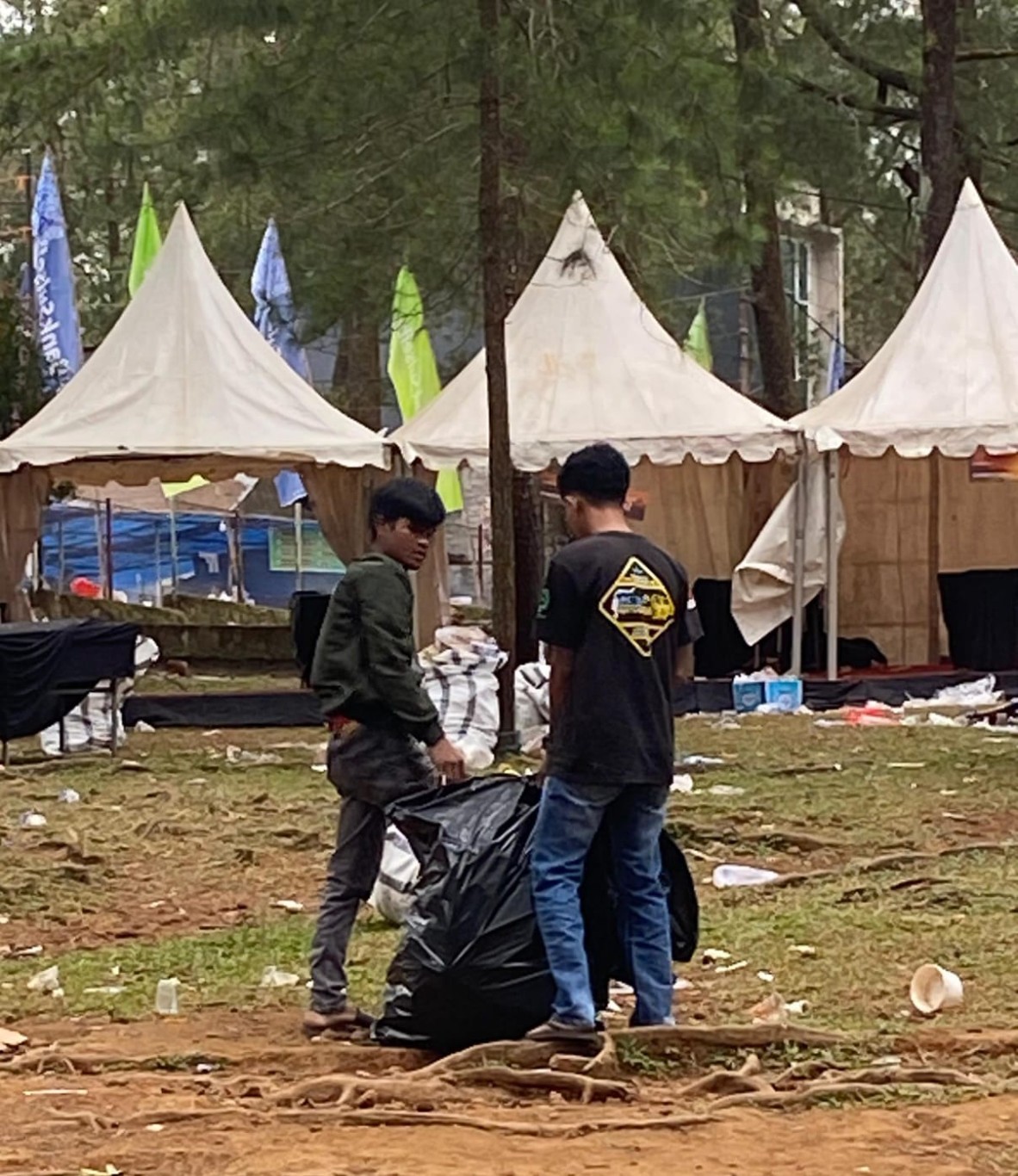 IST PEMBERSIHAN -- Para petugas kebersihan dari Dinas LH Gowa membersihkan sampah-sampah di beberapa titik aktivitas pengunjung event BM V. 