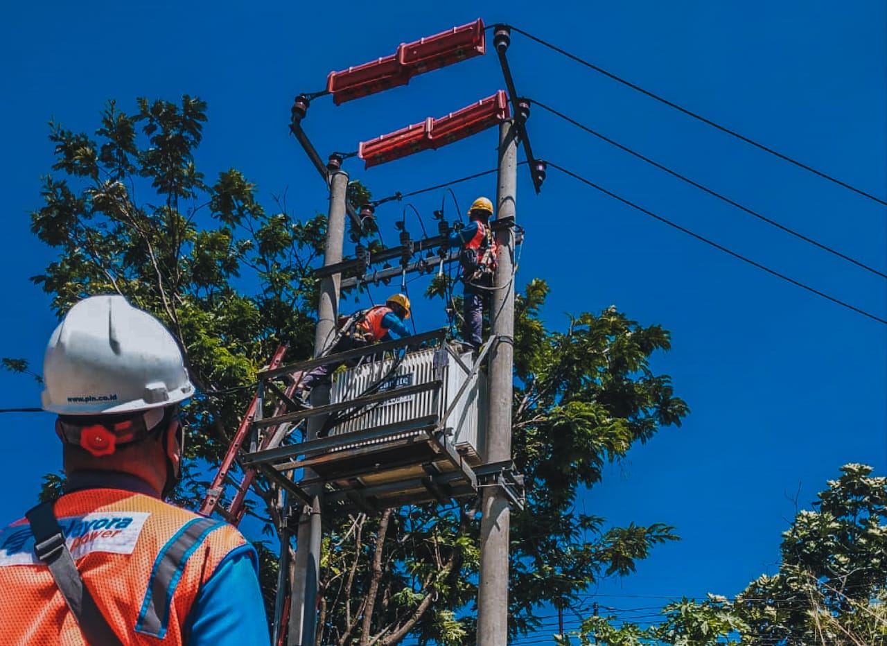 PEMELIHARAAN -- Petugas PLN secara rutin melakukan pemeliharaan infrastruktur untuk menjaga keandalan pasokan listrik bagi masyarakat. 