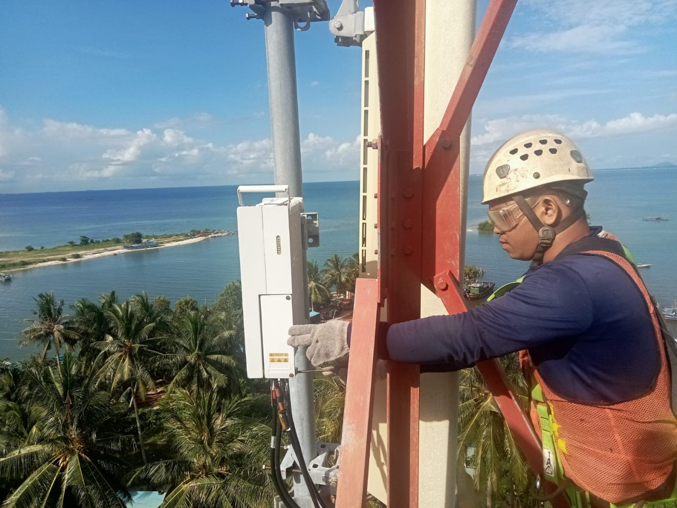 PEMELIHARAAN -- Seorang teknisi XL Axiata sedang melakukan pemeliharaan perangkat BTS di sebuah tower seputaran Pulau Batam di Kelurahan Batu Besar, Kecamatan Nongsa, Kota Batam, Kepulauan Riau, Jumat (28/6).