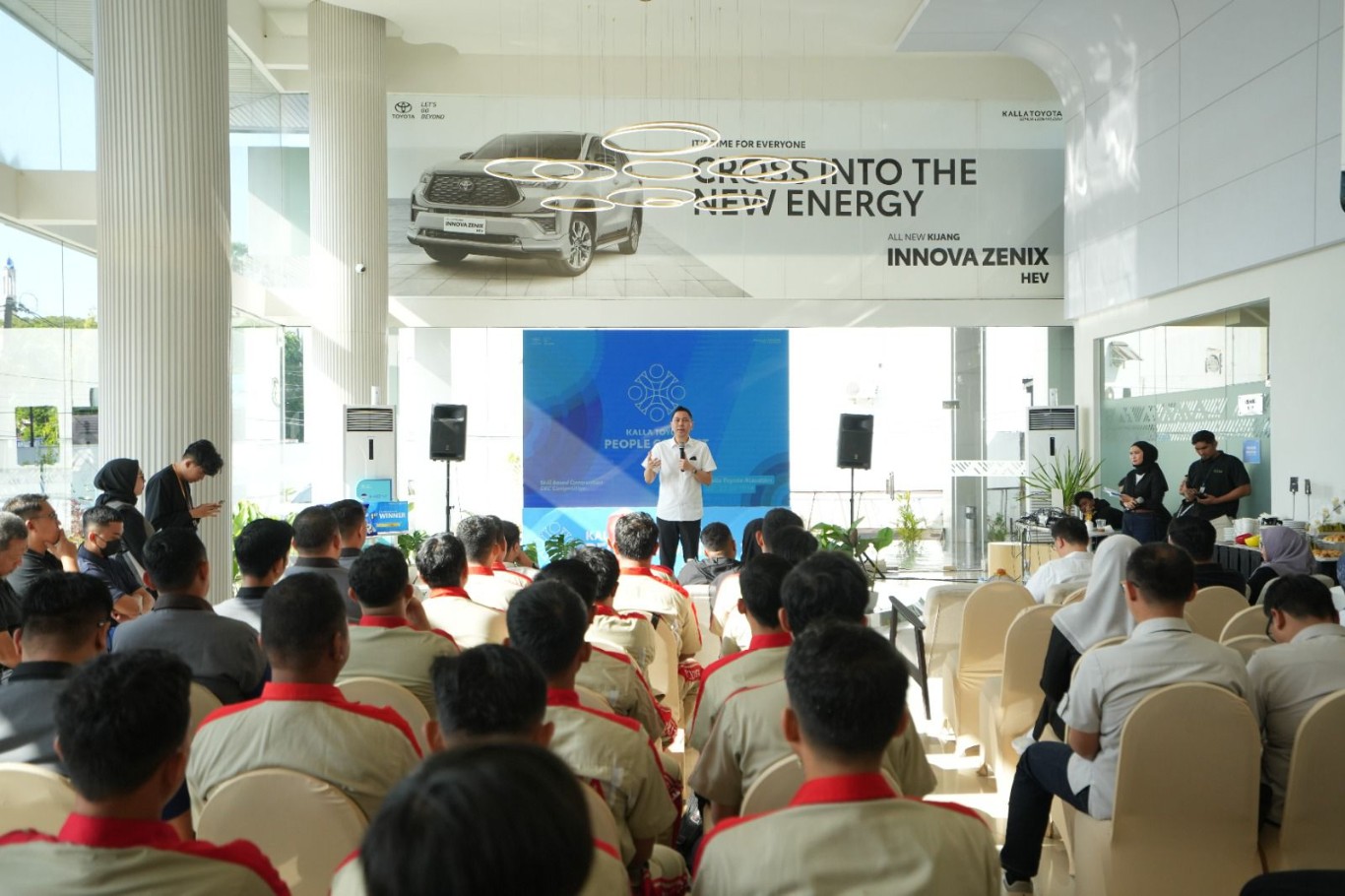PENGARAHAN -- Chief Operation Officer Kalla Toyota, Robby Wijaya memberikan pengarahan kepada para peserta Kalla Toyota People Contest.