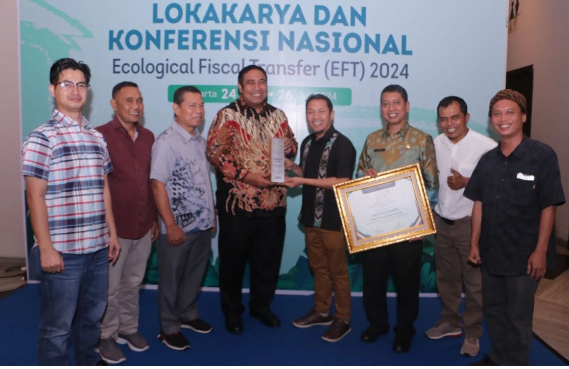 PENGHARGAAN -- Bupati Maros, Chaidir Syam (empat dari kiri) ketika menerima penghargaan nasional dari KMS-PPL.