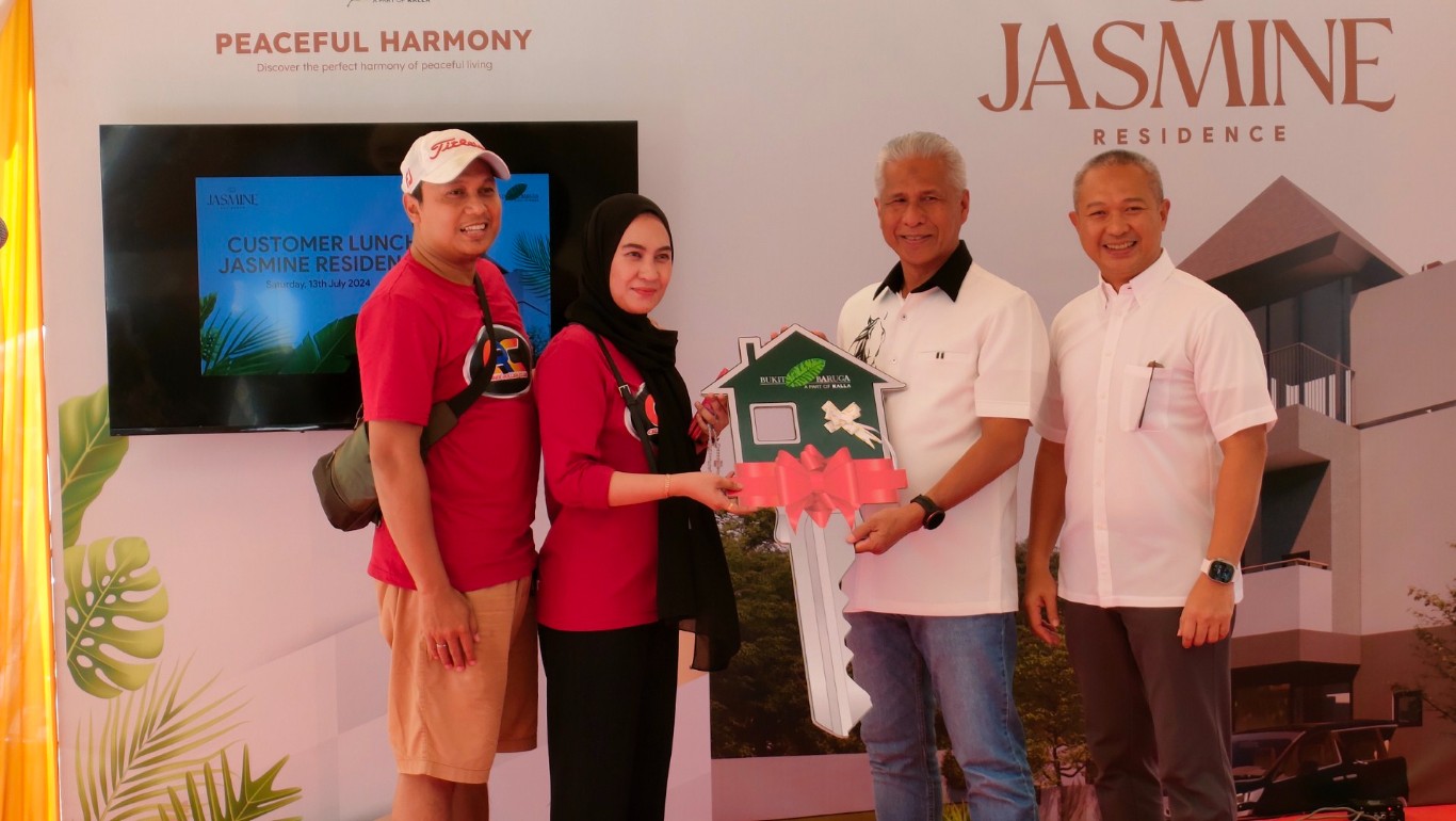 PENYERAHAN KUNCI -- Chief Operating Officer KALLA Land, M Natsir Mardan, menyerahkan kunci kepada salah seorang penghuni klaster Jasmine Residence