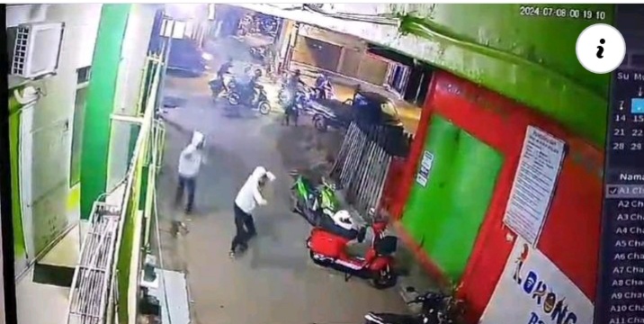 PENYERANGAN -- Pelaku saat menyerang Rumah Makan Songkolo Timbang Begadang terekam CCTV di wilayah hukum Polsek Manggala.